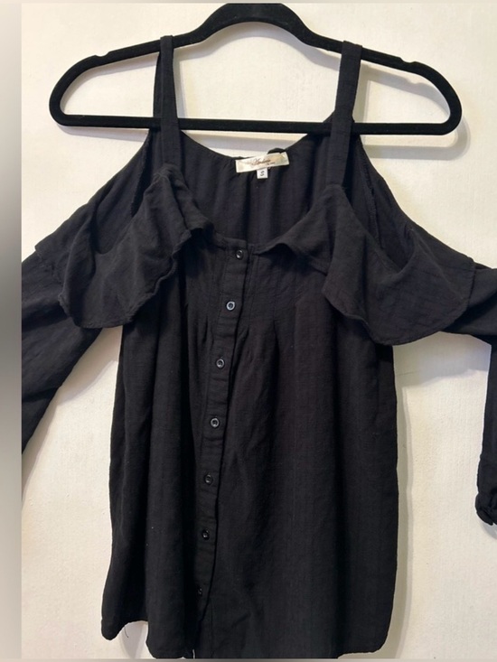 ANDREE BY UNIT Tops - Andrea by UNIT Black Rayon Cold Shoulder Button Front Blouse S